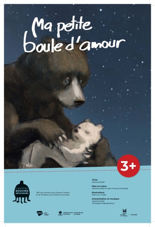 Affiche du spectacle "Ma petite boule d'amour". Dessin d'une maman ours au pelage foncé regardant un ourson au pelage pâle endormi dans ses bras, sous un ciel étoilé. Les traits sont doux et les lignes un peu floues. Le titre écrit en blanc est en haut.