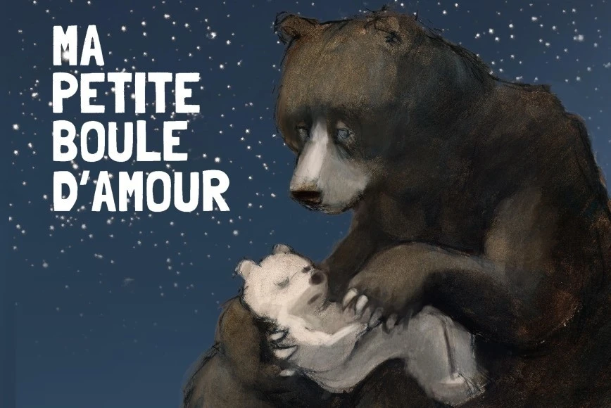 Illustration d'un gros ours brun qui tient un petit ours beige endormi dans ses bras, sous un ciel étoilé. Le titre "Ma petite boule d'amour" apparaît à gauche des ours.